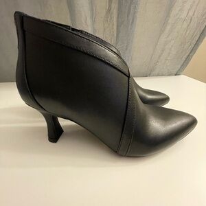 Clarks Women's Kataleyna Sol Boots Black leather Size 6M
